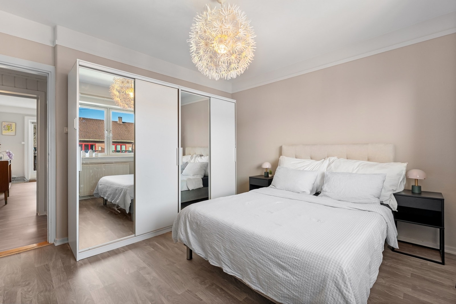 Her er det plass til både dobbeltseng og oppbevaring, og rommet har en praktisk planløsning Galleribilde