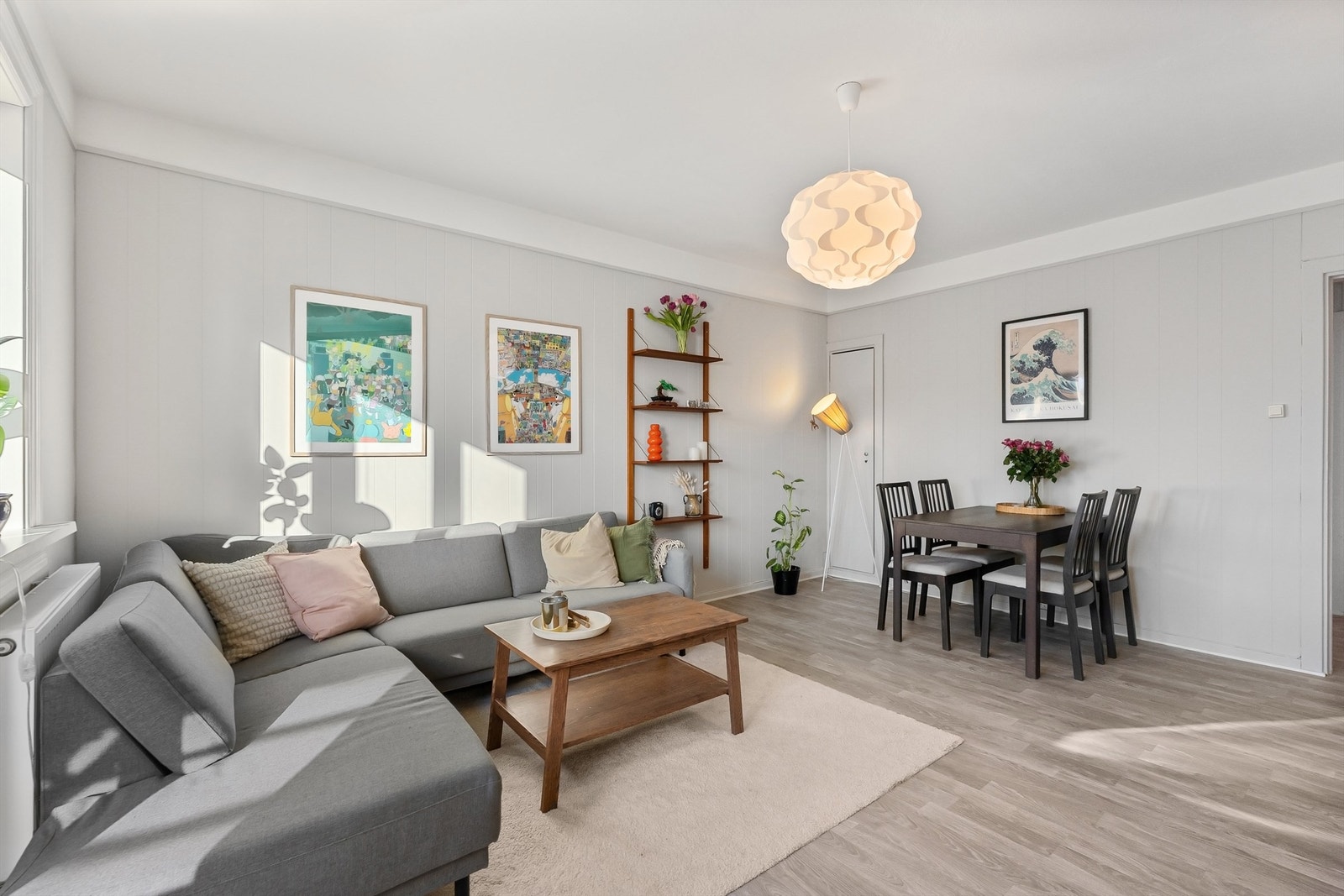 Her er det plass til både sofagruppe og spisebord, og rommet innbyr til hyggelige stunder Galleribilde