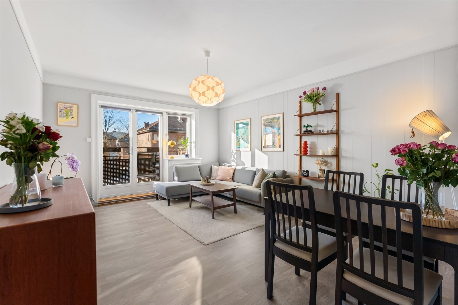 Den lyse og romslige stuen har store vinduer som slipper inn rikelig med naturlig lys Galleribilde