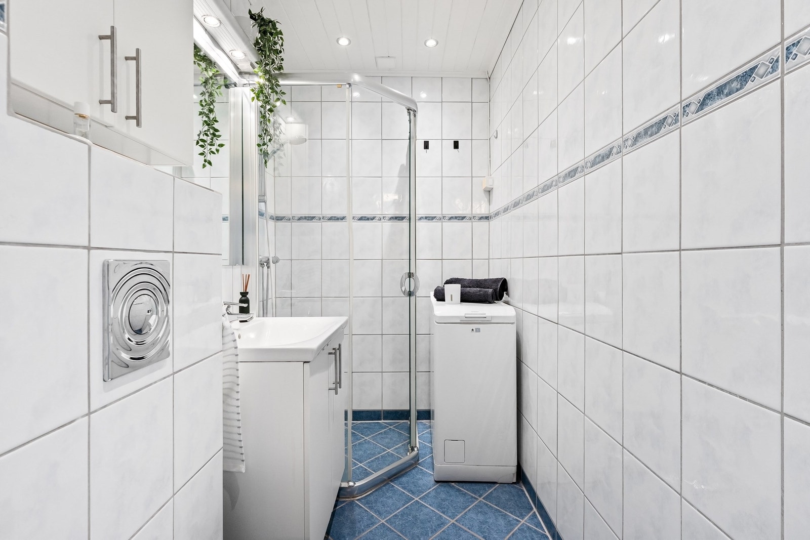 Baderommet fremstår moderne og funksjonelt, med flislagt gulv med gulvvarme og flislagte vegger Galleribilde