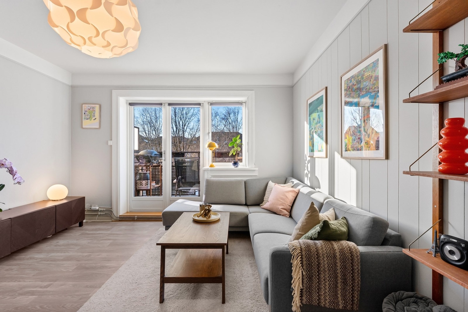 Stuen er malt i lyse, delikate farger som gir en god romfølelse Galleribilde