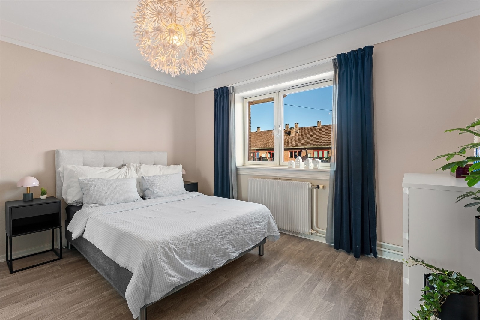 Soverommet er romslig og gir en rolig atmosfære, perfekt for å slappe av og hvile etter en lang dag Galleribilde