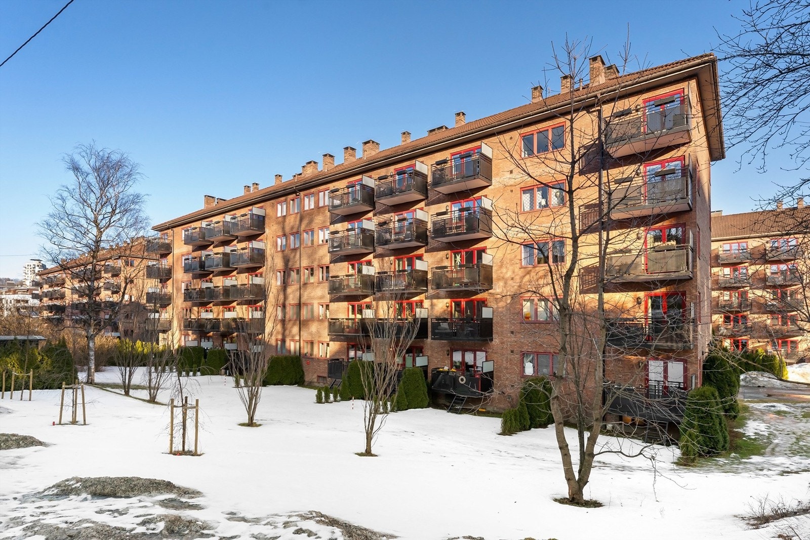 Her bor du med nærhet til alle fordelene byen har med et godt kollektiv tilbud, nærhet til butikker, kaféer og spisesteder, samtidig som du har flere flotte grøntområder i nærheten Galleribilde