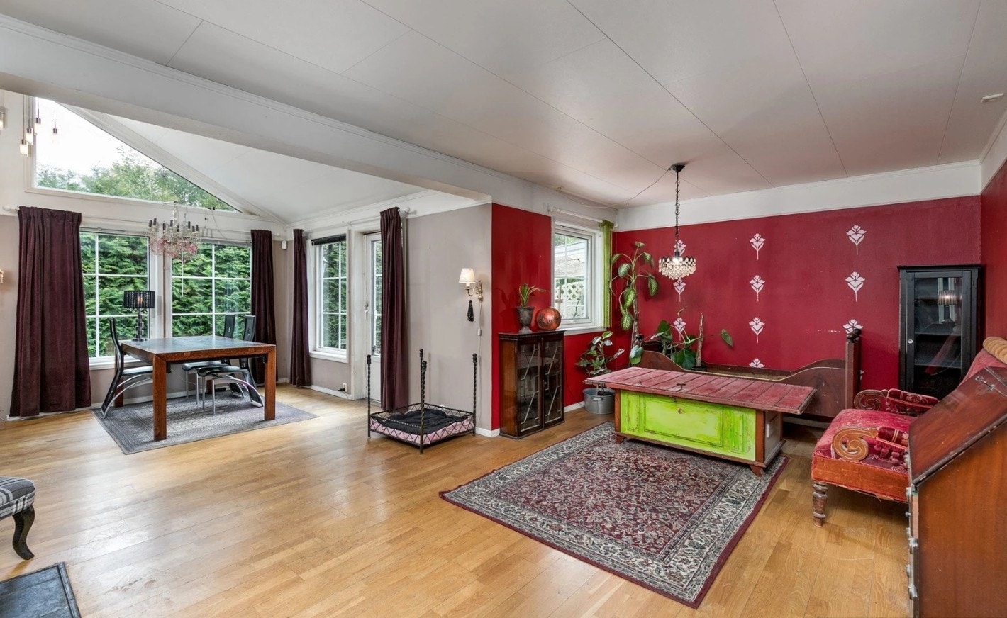 Boligen har romslig stue og spisestue med bra lysinnslipp. Galleribilde