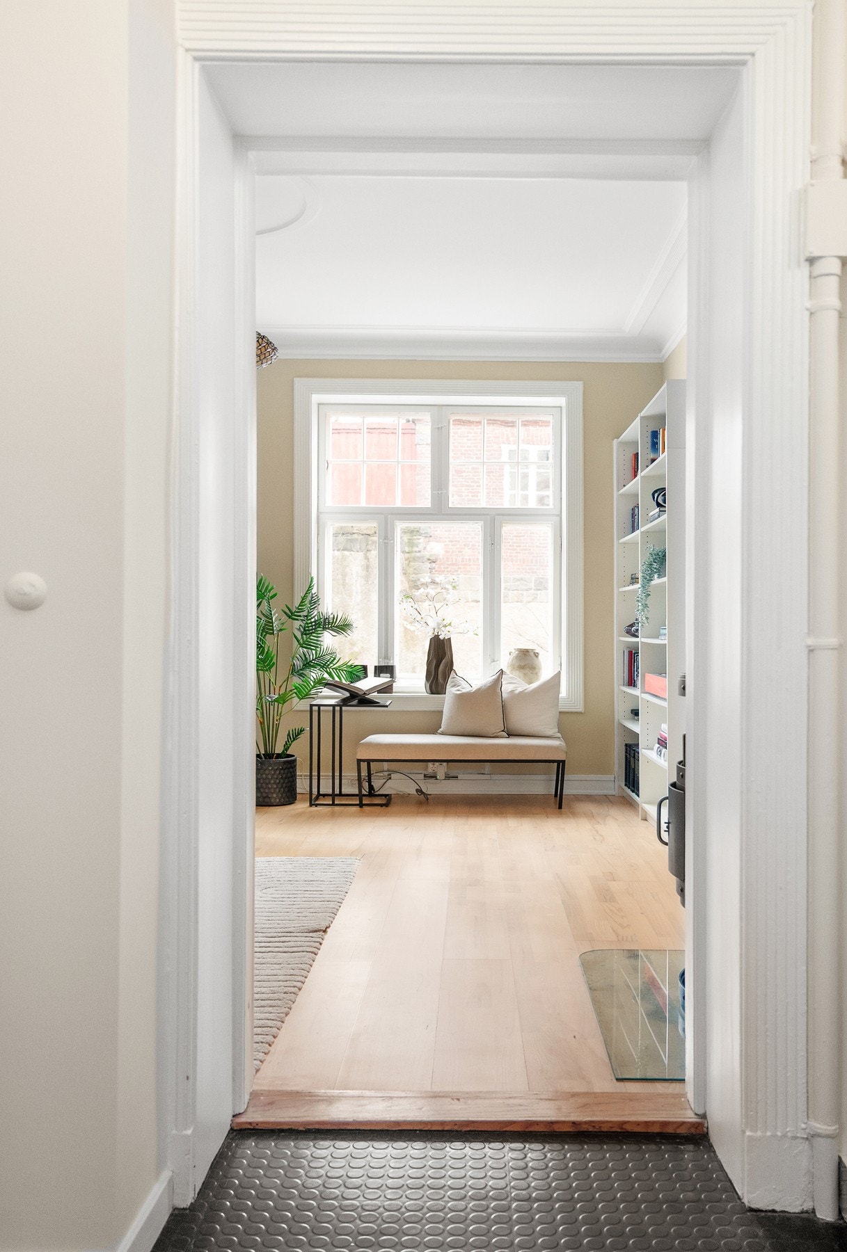 Fra entréen leder gangen videre til boligens øvrige rom. Galleribilde