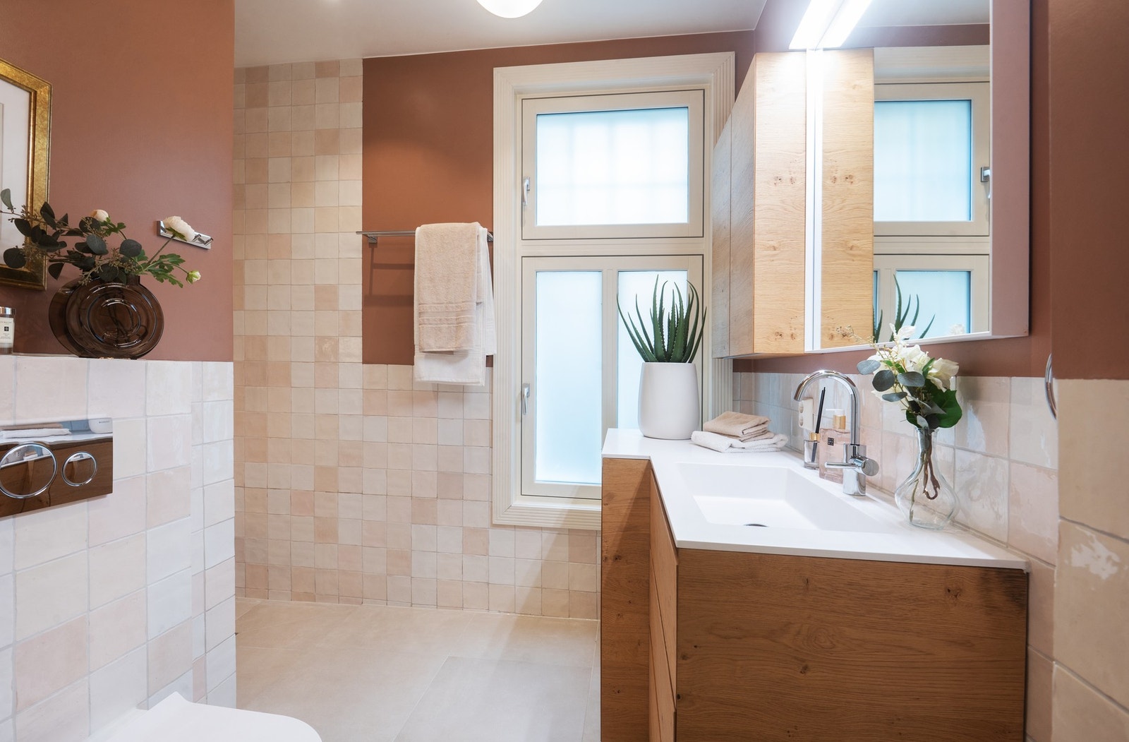 Badet ble oppgradert i 2022 og fremstår moderne og funksjonelt. Galleribilde