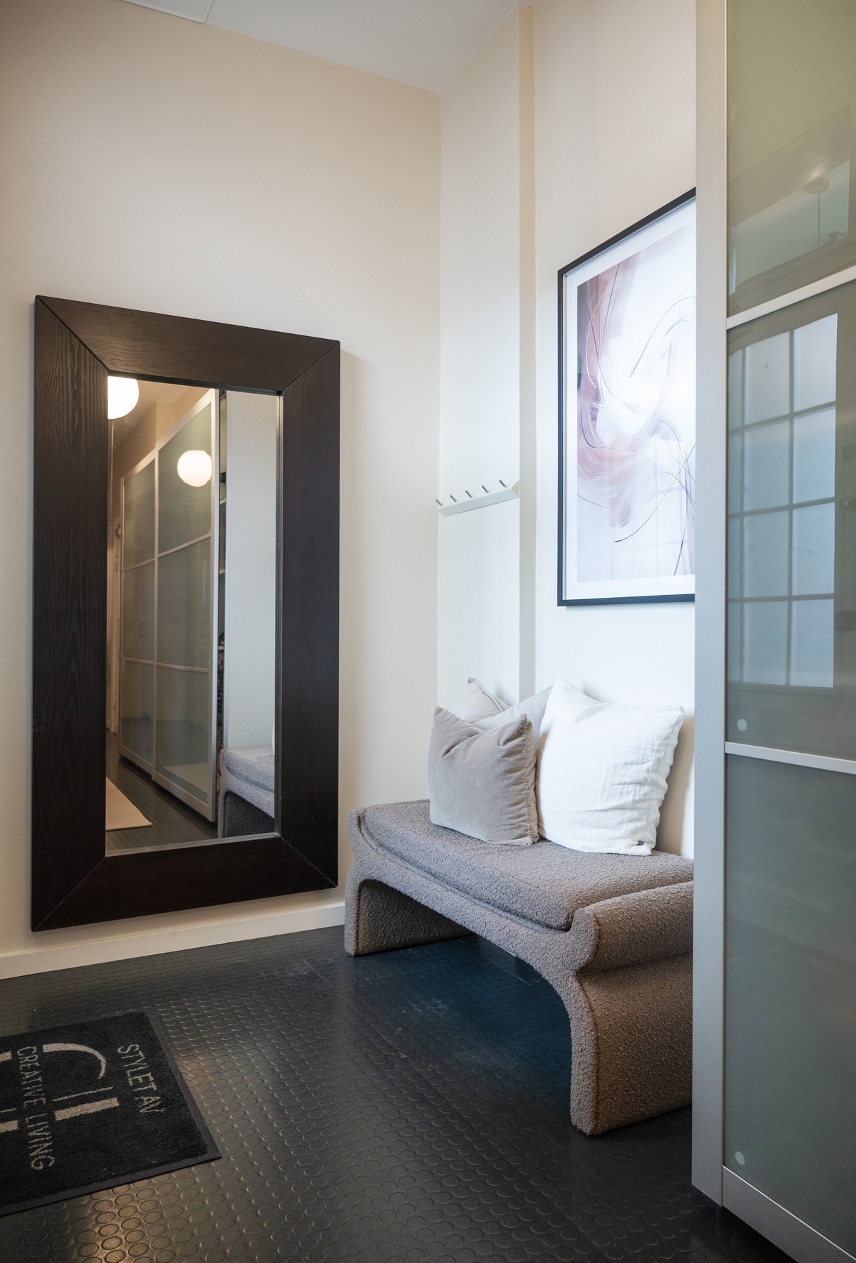 Her er det garderobeløsning med glassfronter, samt god plass til yttertøy og sko. Galleribilde