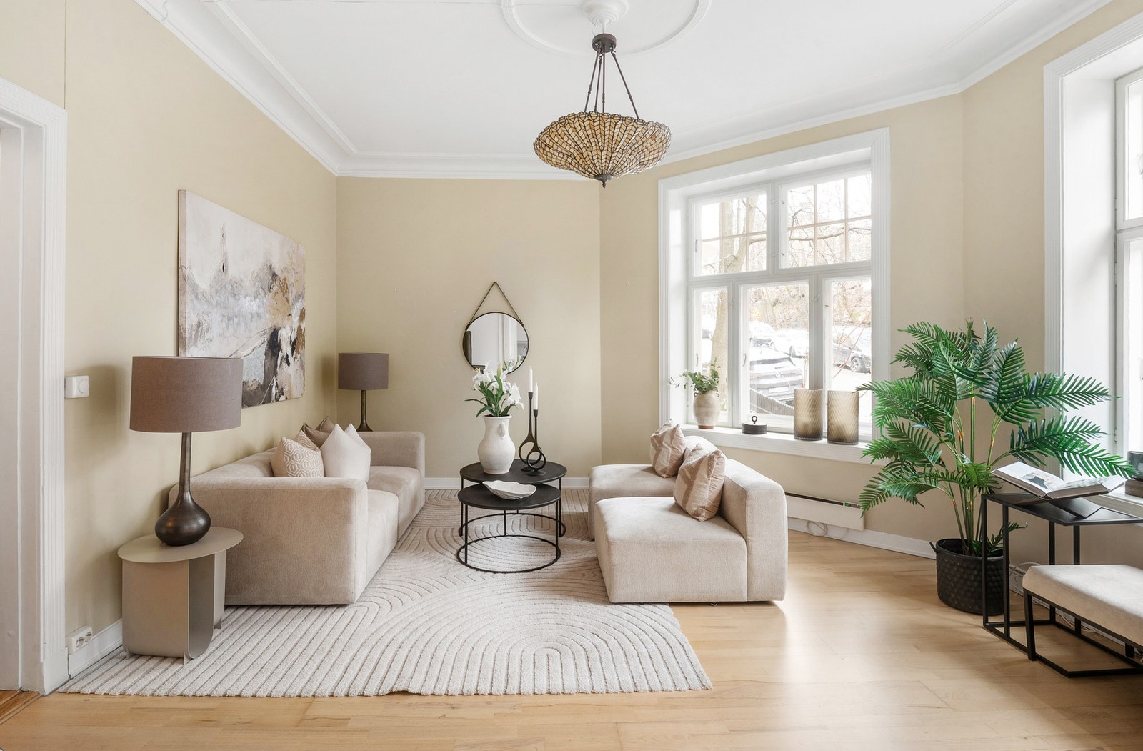 Den gode takhøyden på rundt 3 meter, kombinert med stukkatur og store vindusflater, gir en luftig og elegant romfølelse. Galleribilde