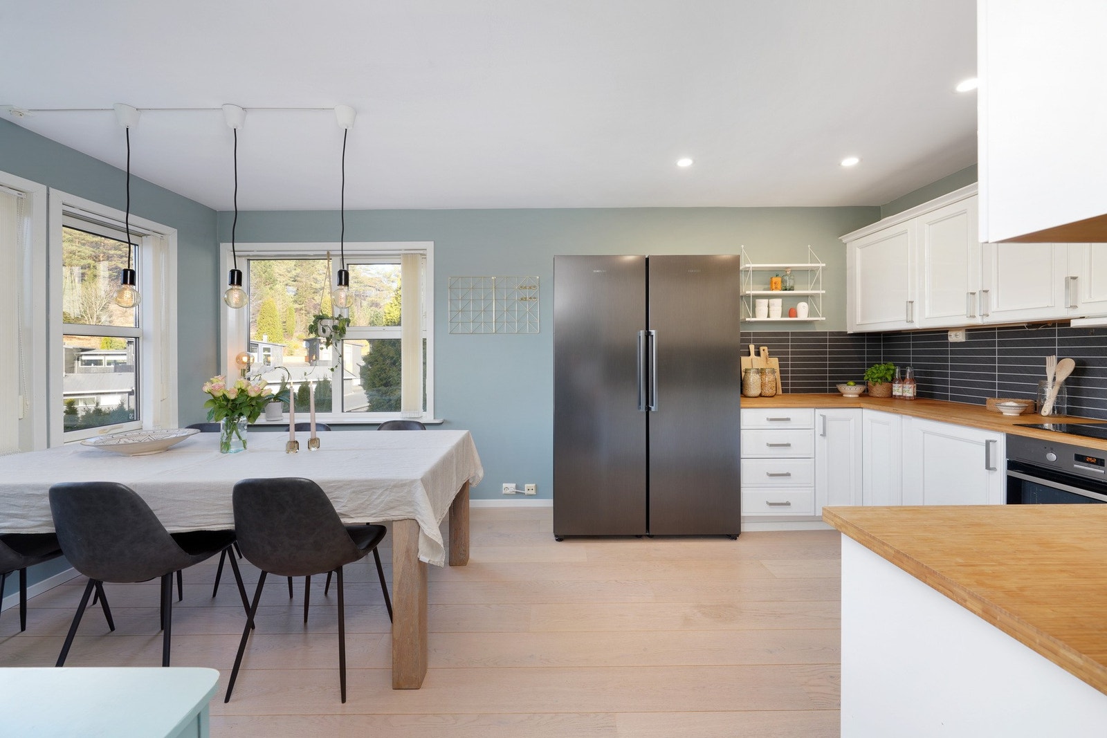 Store vindusflater som slipper inn rikelig med naturlig lys. Det er pen belysning med downlights her også, i likhet med stuen. Galleribilde