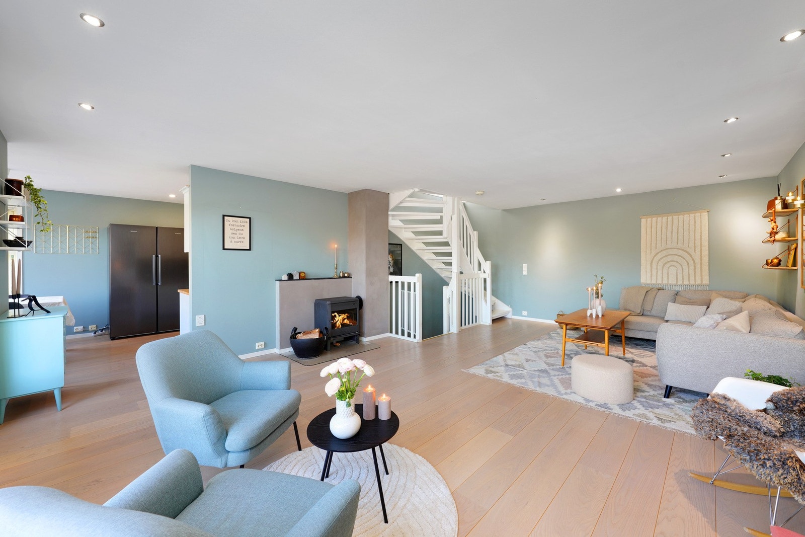 Delvis åpen planløsning til spisestuen/kjøkken Galleribilde