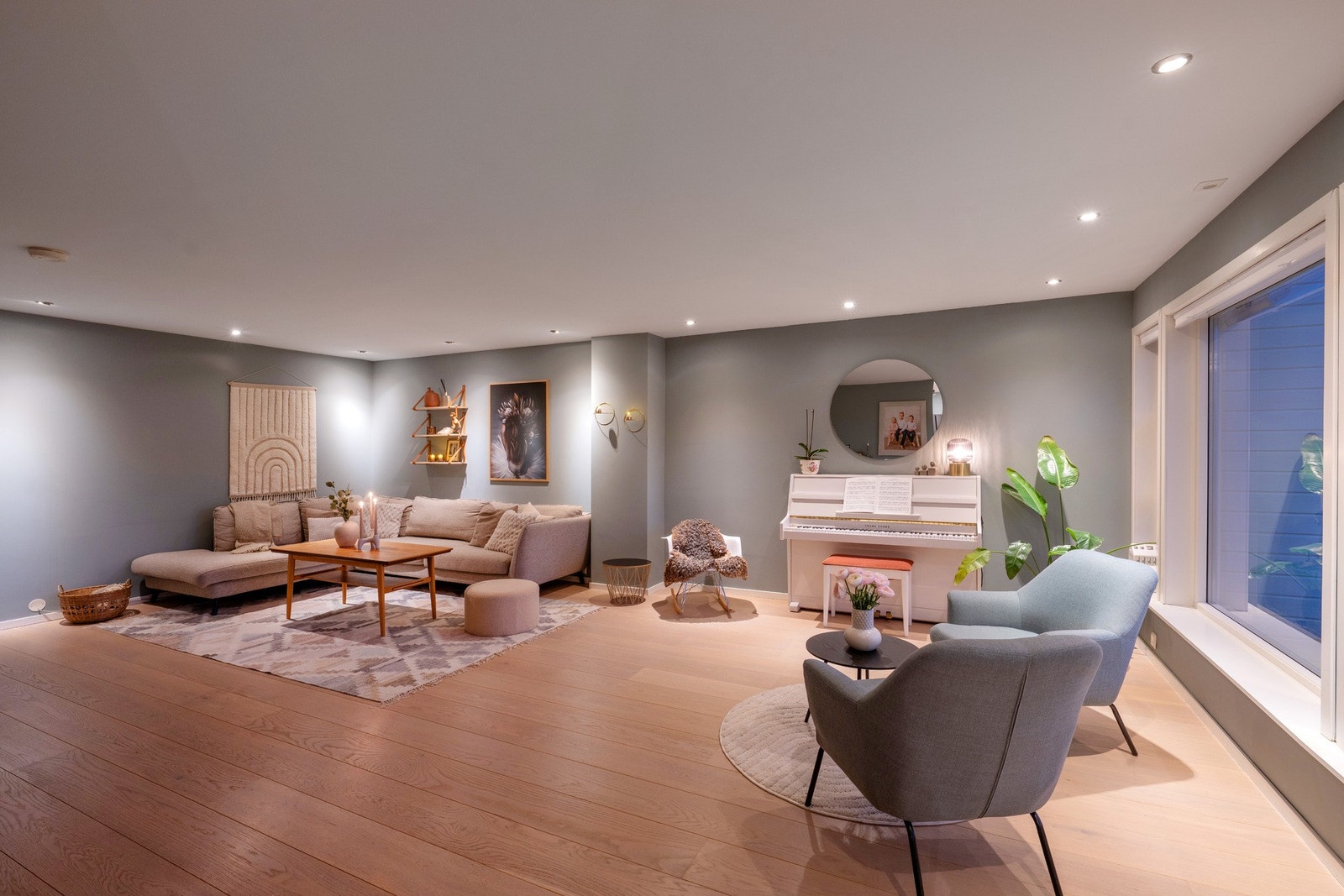 Boligen går over tre plan pent plassert i et rolig og barnevennlig område, nær flotte turområder. Galleribilde