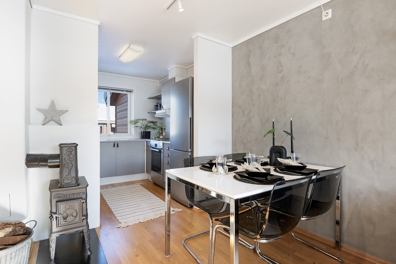 Spiseplassen ligger i tilknytning til kjøkkenet. Galleribilde