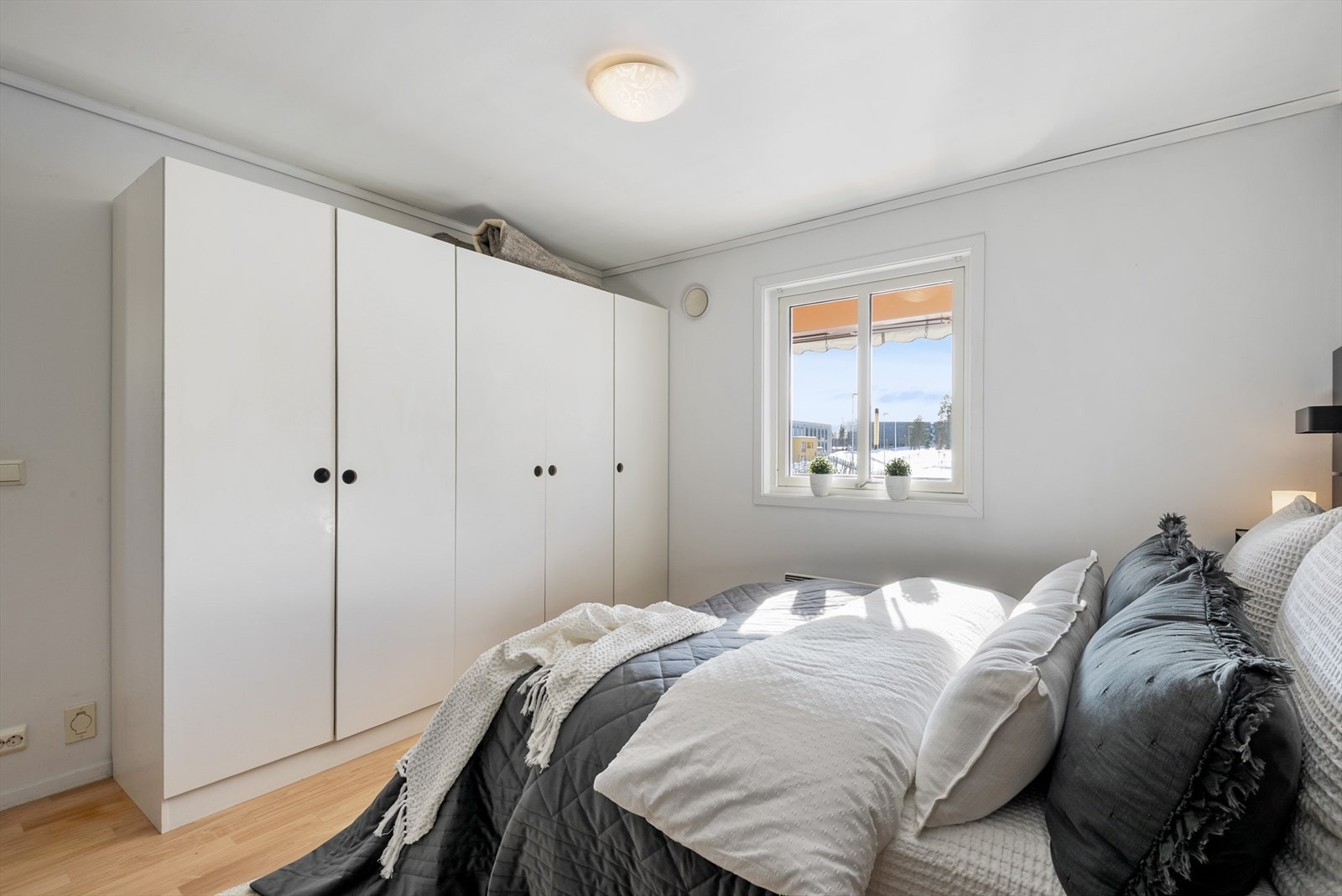 Garderobeskap med god oppbevaringsplass på soverommet. Galleribilde