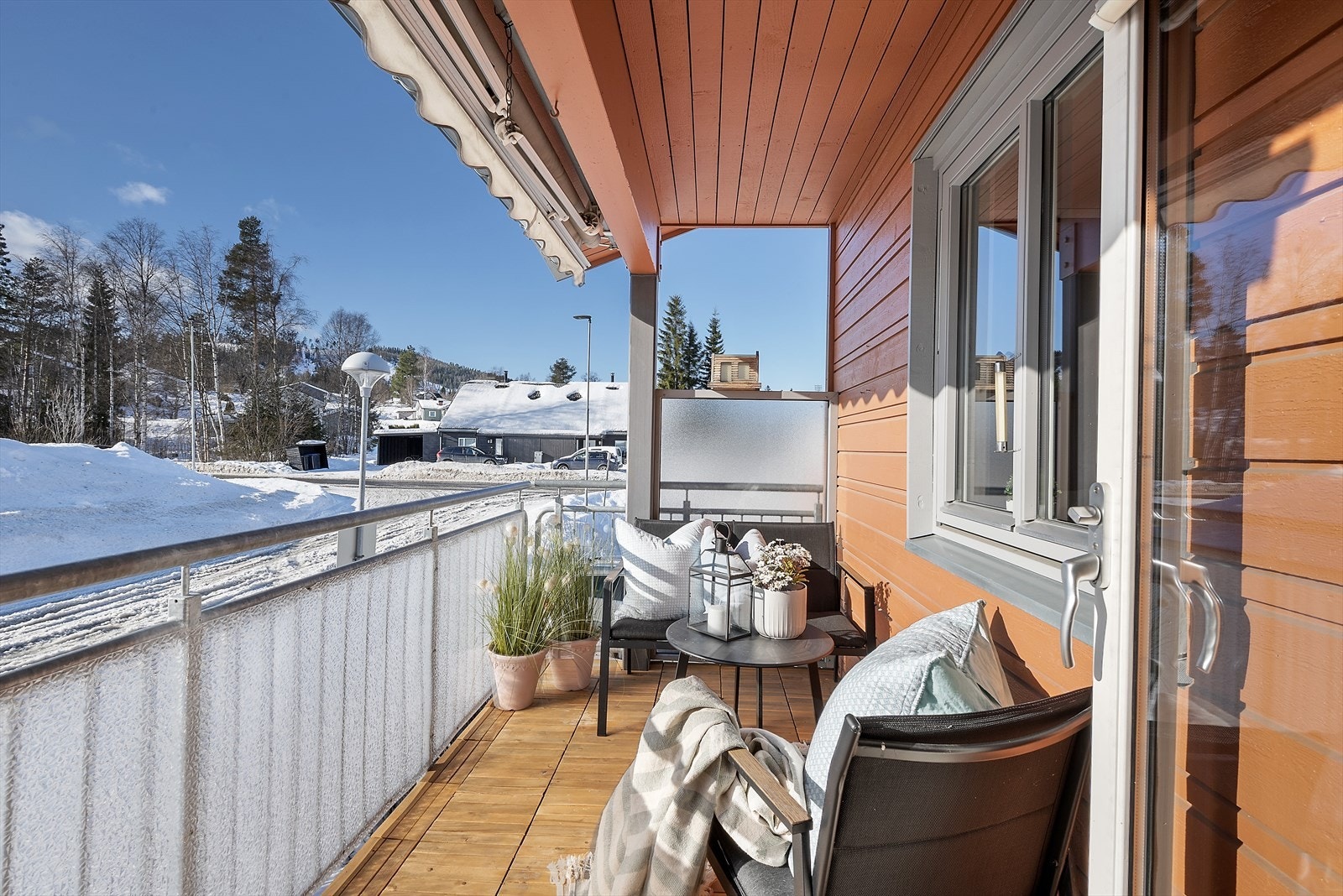 Utsyn mot snødekt landskap fra balkongen gir en naturskjønn opplevelse. Galleribilde
