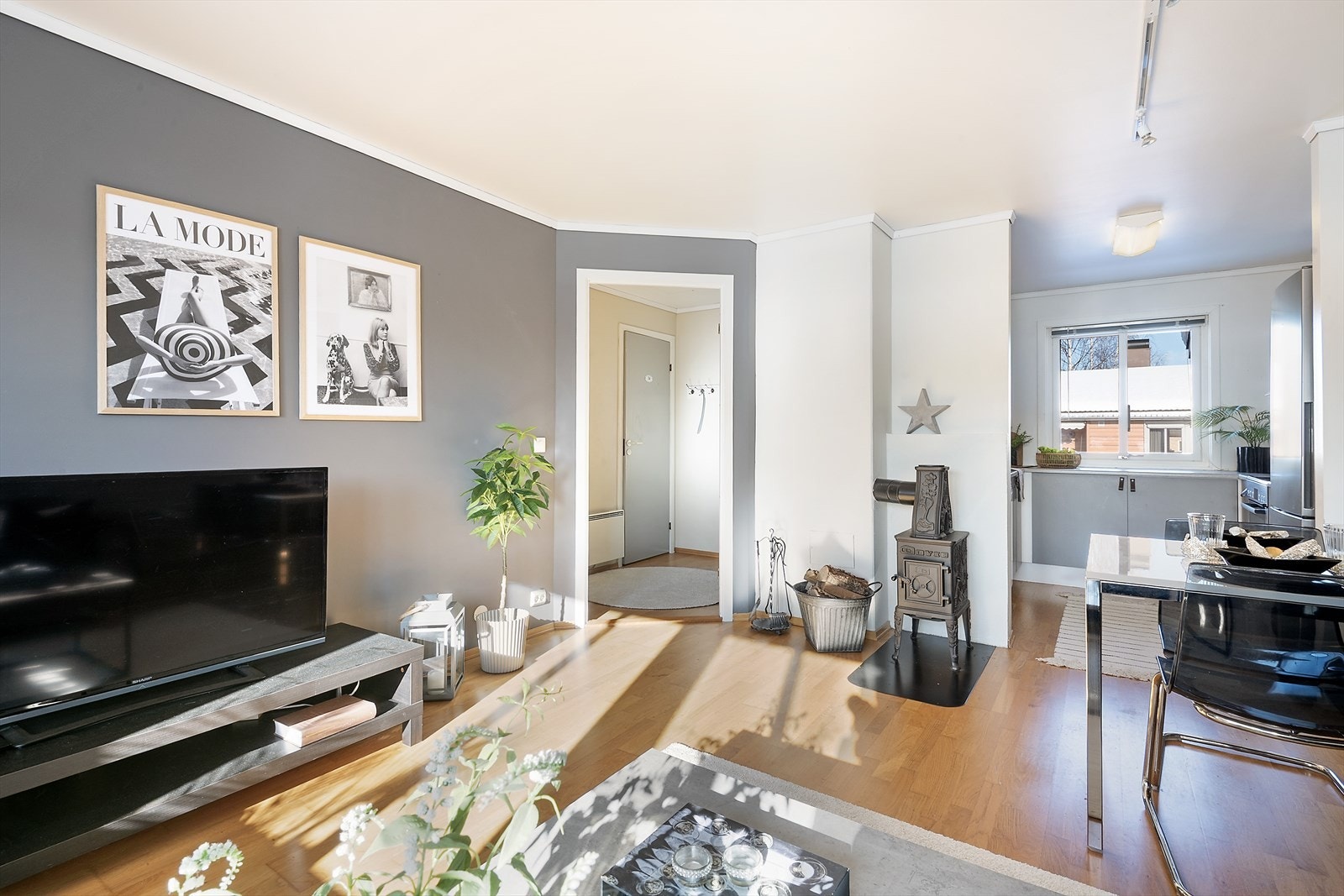 Vedovn i stuen bidrar med jevn varme og skaper et hyggelig rom. Galleribilde