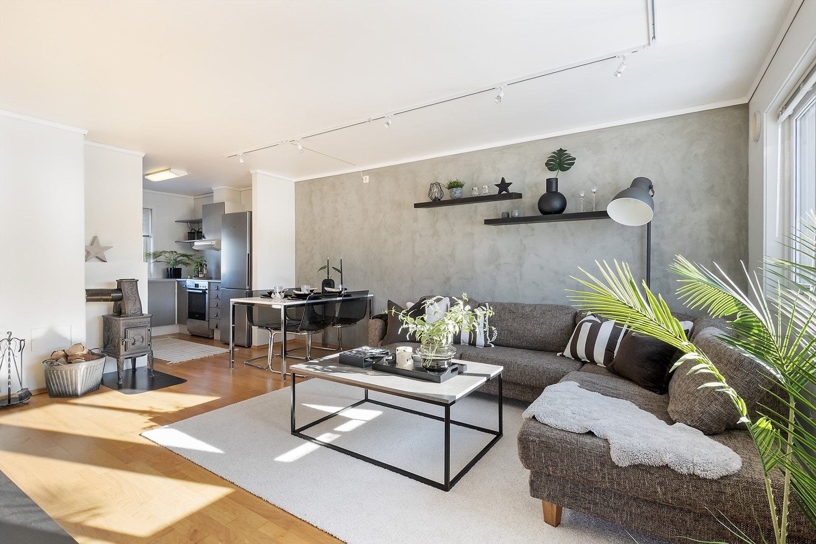 Åpen løsning mot kjøkkenet gir en naturlig forbindelse mellom rommene. Galleribilde