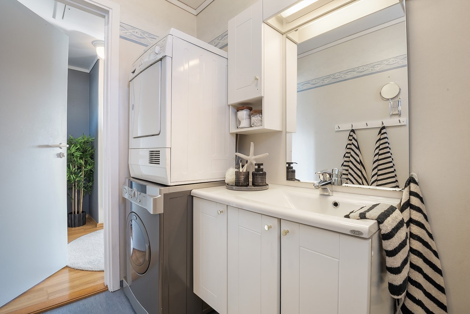 Vaskemaskin og tørketrommel er plassert i praktisk kombinasjon. Galleribilde