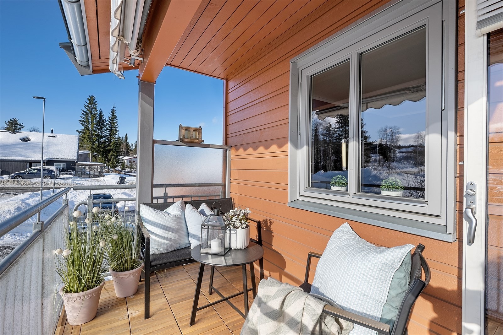 Balkongen har plass til sittegruppe, ideell for å nyte solrike dager. Galleribilde