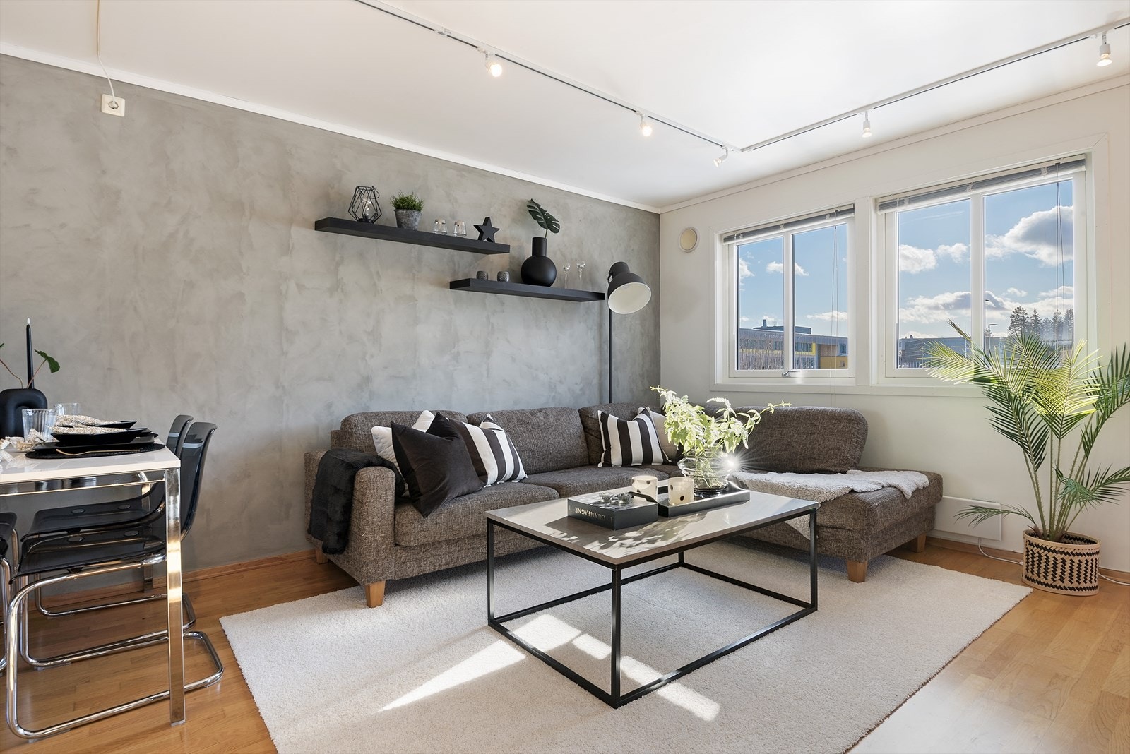 Stuen har en varm atmosfære. Plass til både sofa og spisebord. Galleribilde