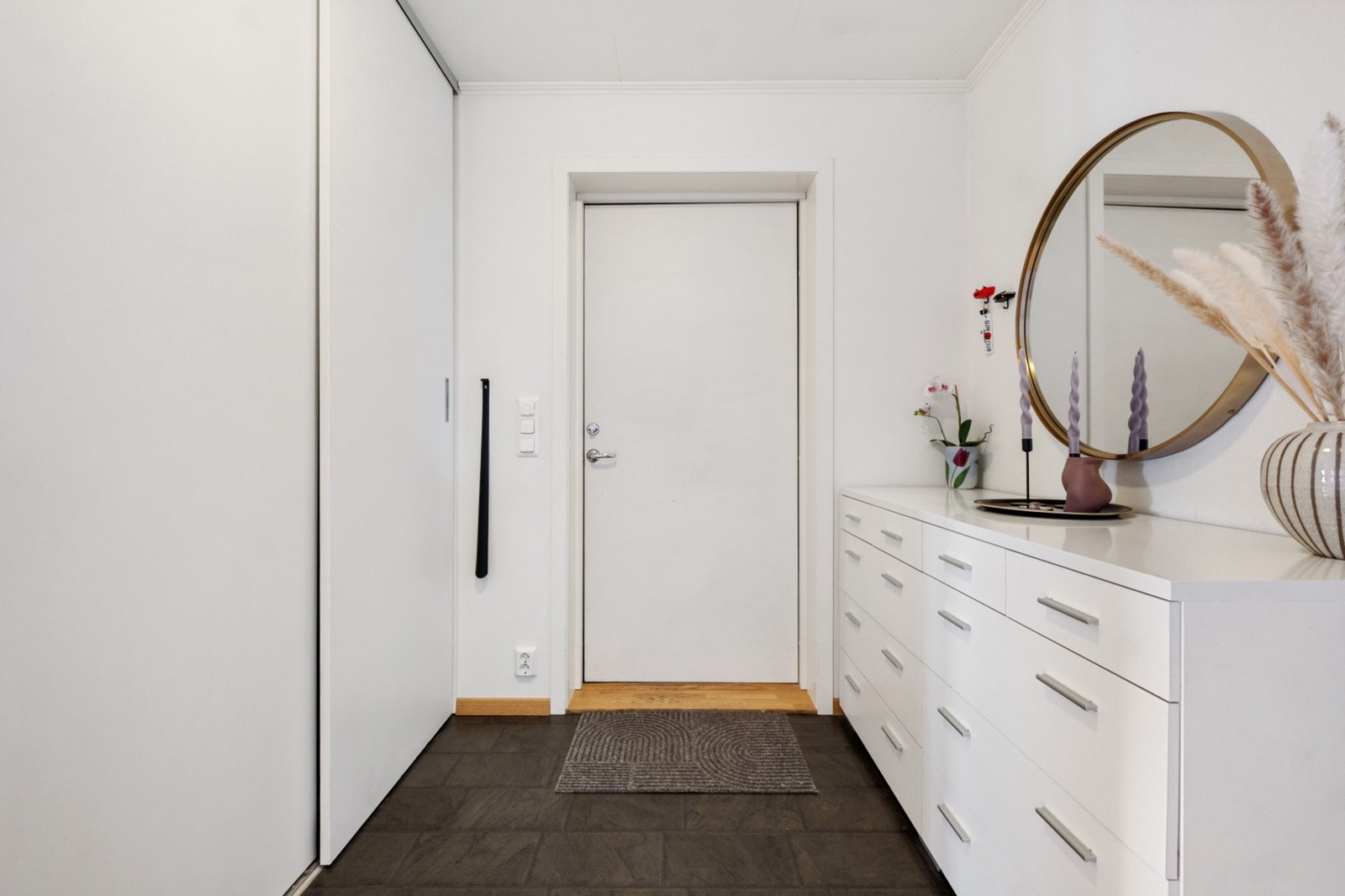 Skyvedørsgarderobe til venstre har god plass til yttertøy. Galleribilde