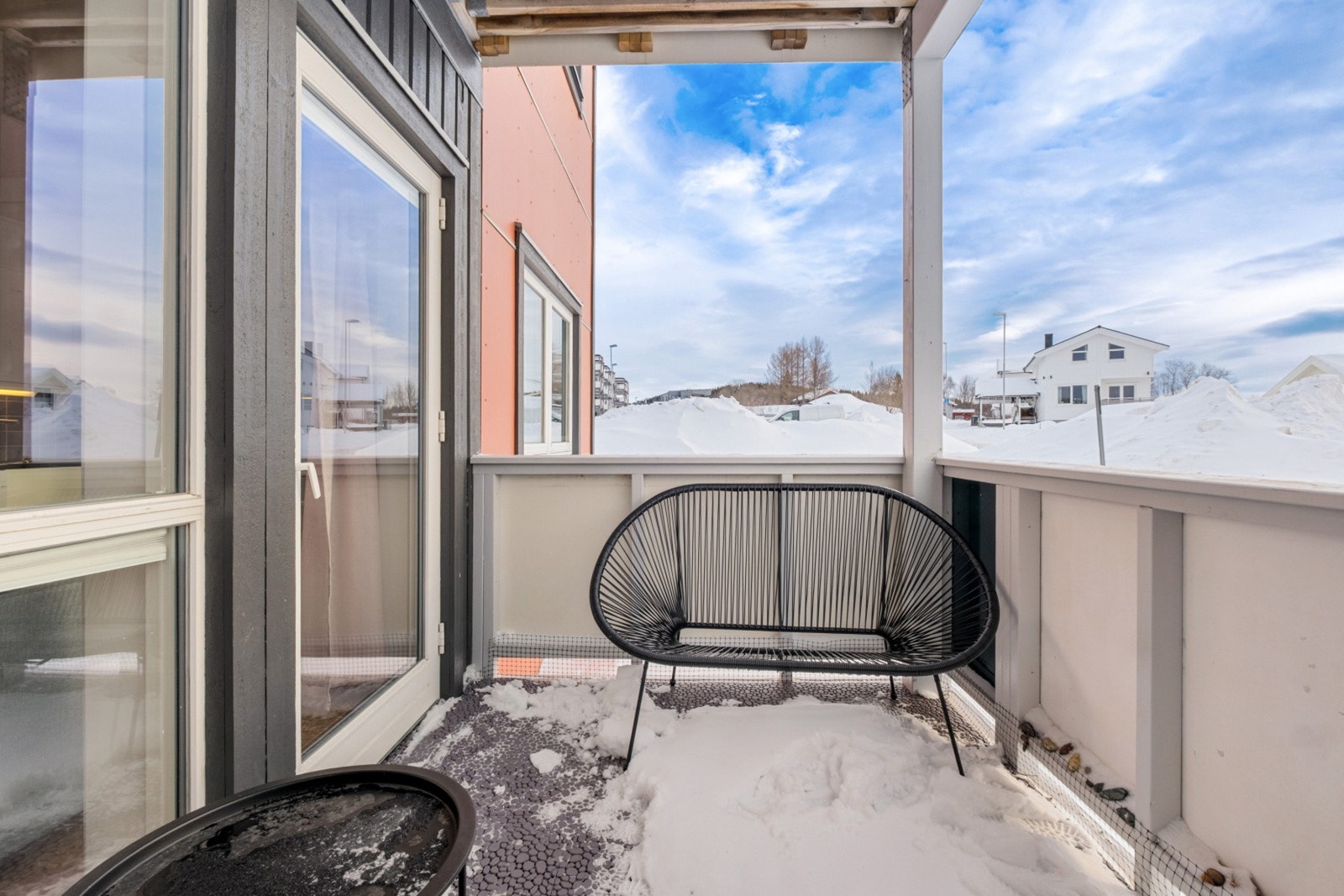 Overbygd terrasse gir noe skjerming for vær og vind. Galleribilde