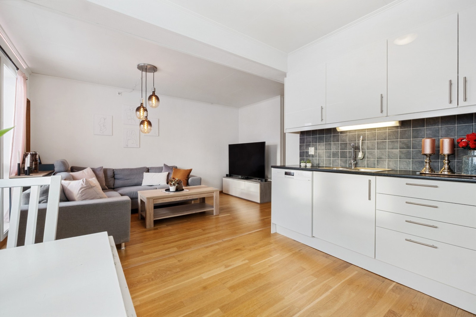 Stue og kjøkken. Galleribilde