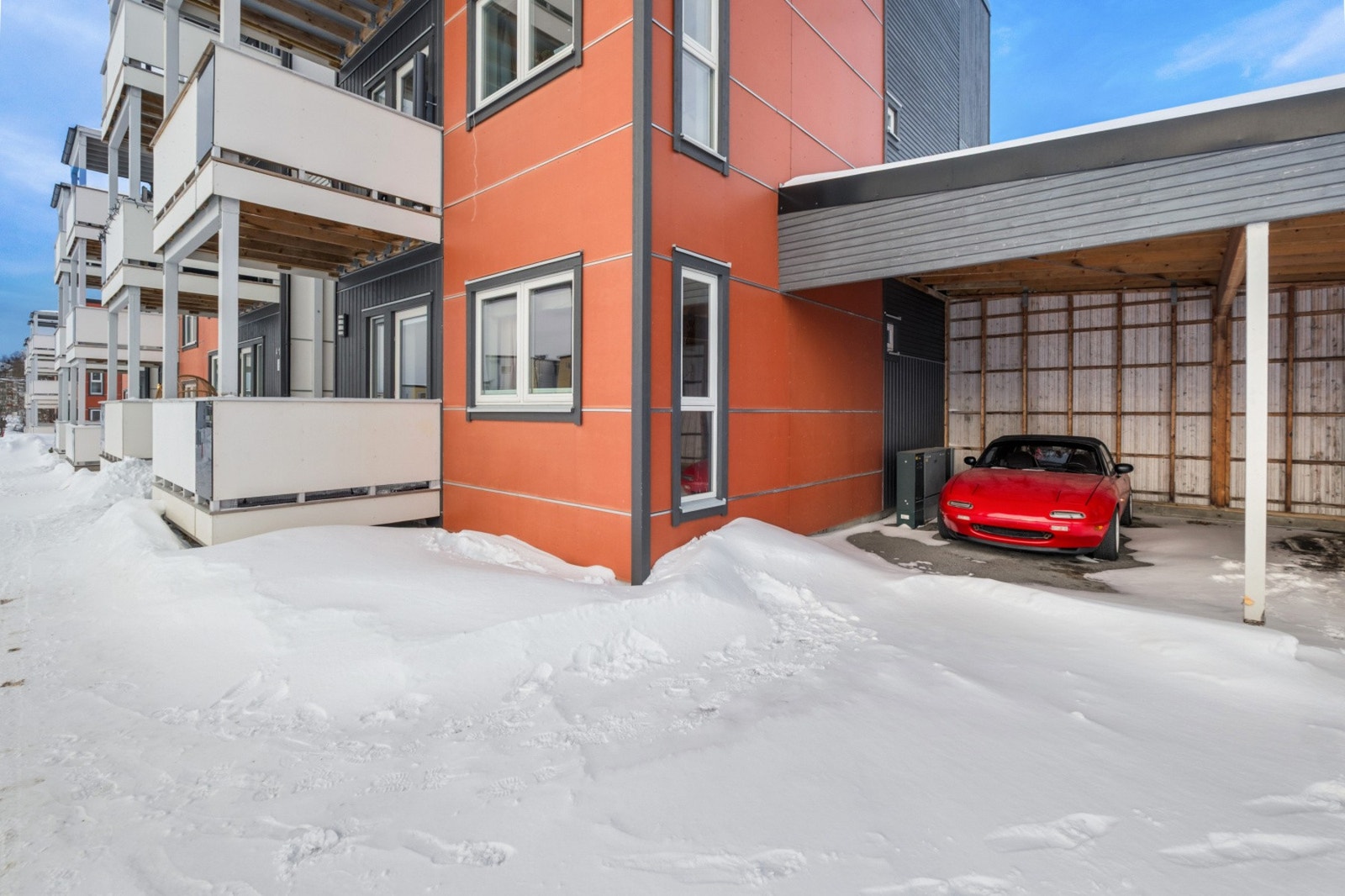 Den nærmeste carporten følger denne leiligheten. Som man ser på bildet så er den bred med god takhøyde. Galleribilde