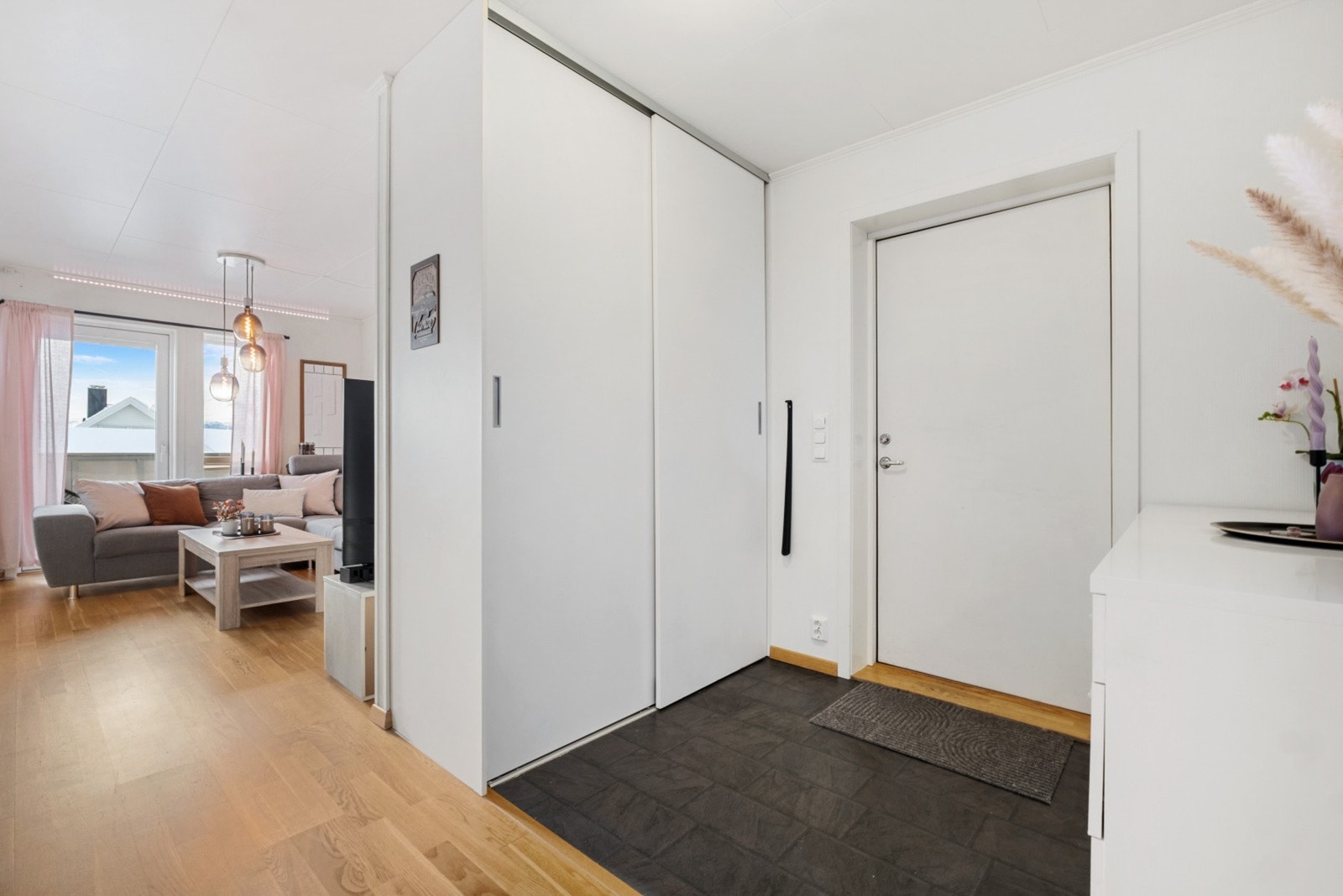 Velkommen inn! Entré har varme i gulv. Galleribilde