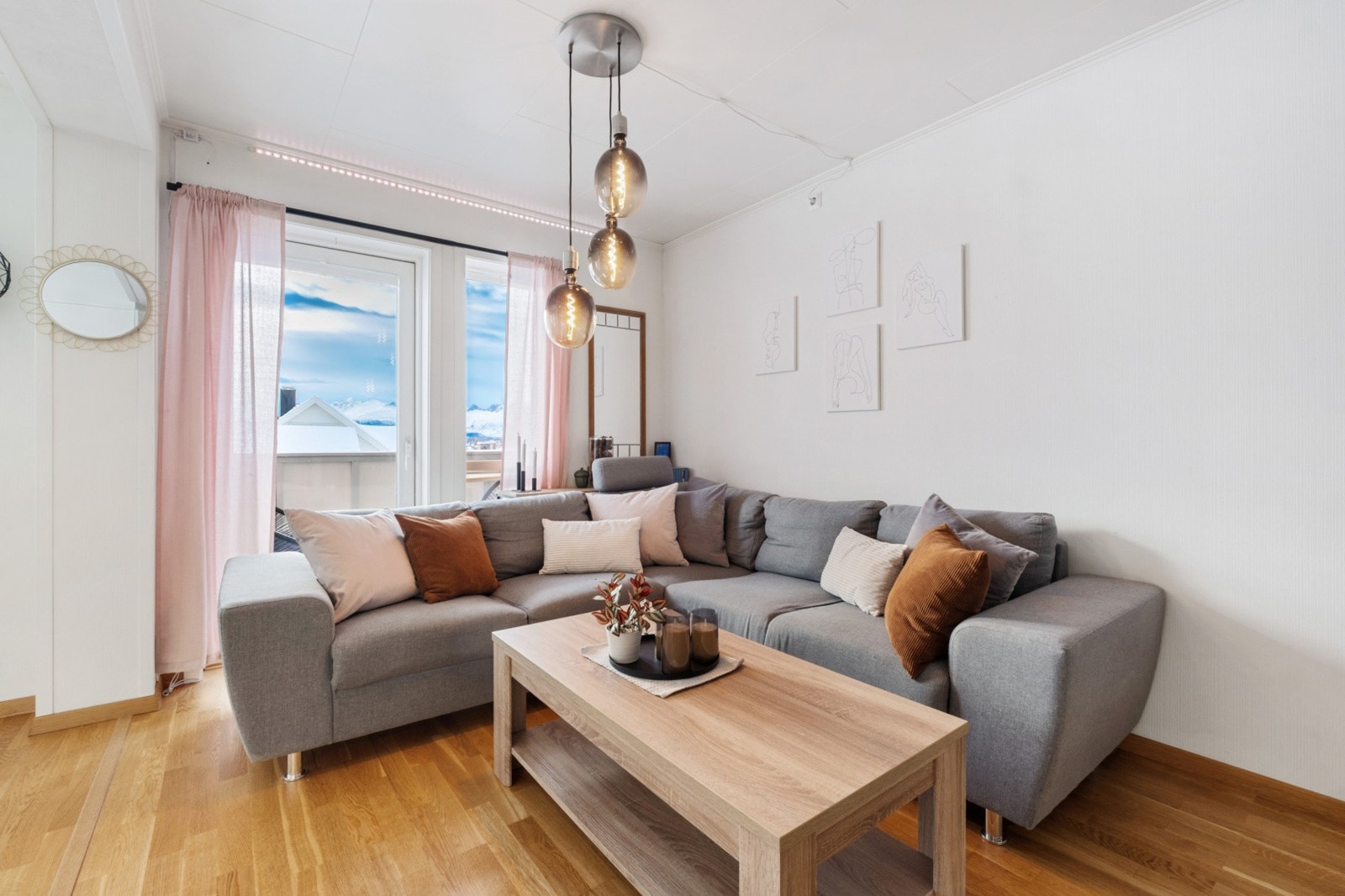 Stue med utgang til solrik terrasse. Galleribilde