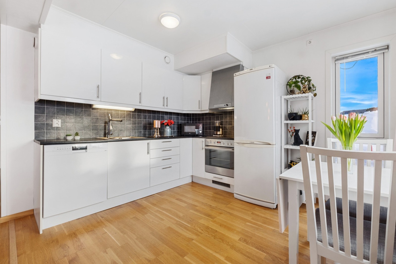 Lyst kjøkken med slette fronter. Galleribilde