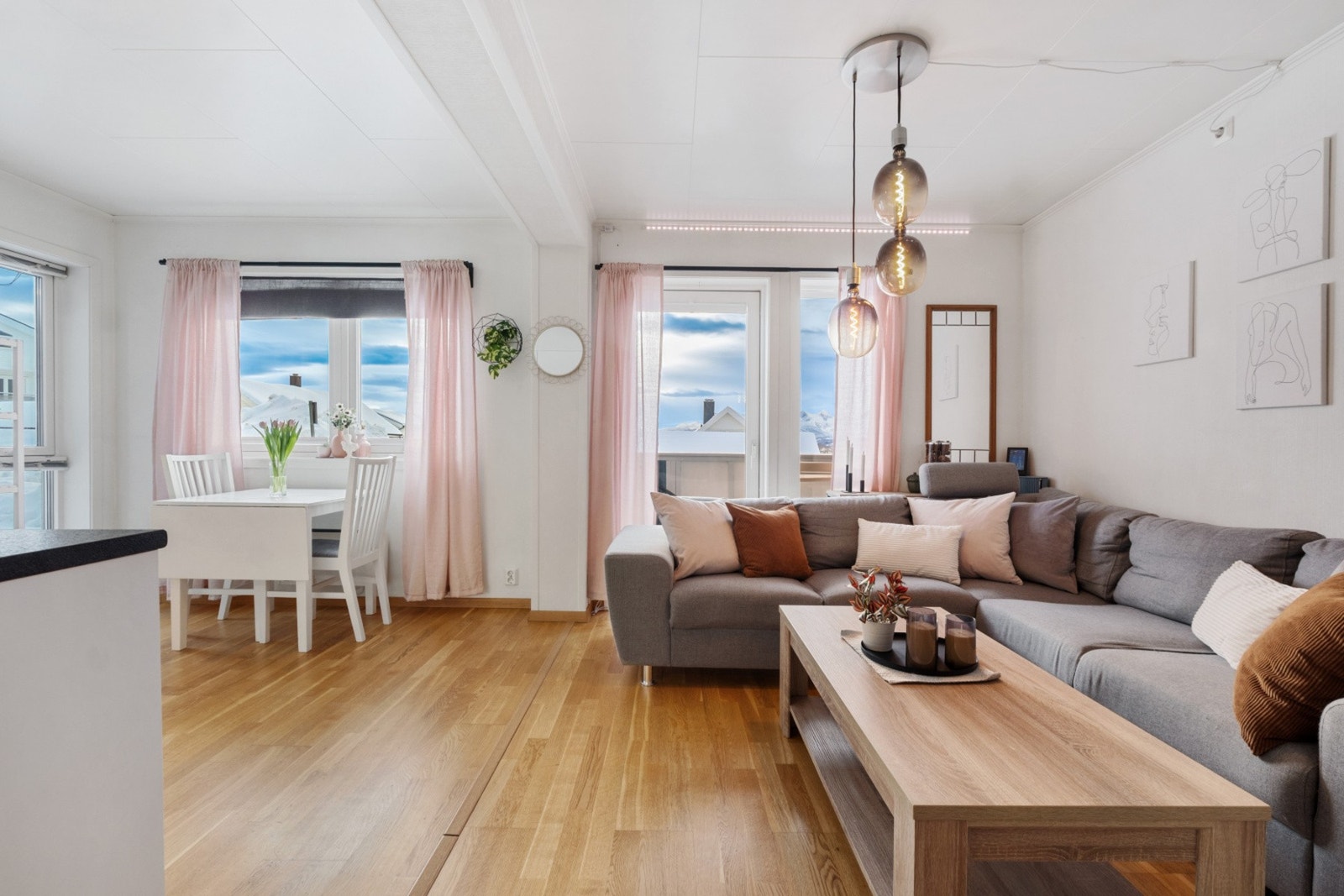 Stue og kjøkken har åpen løsning. Galleribilde