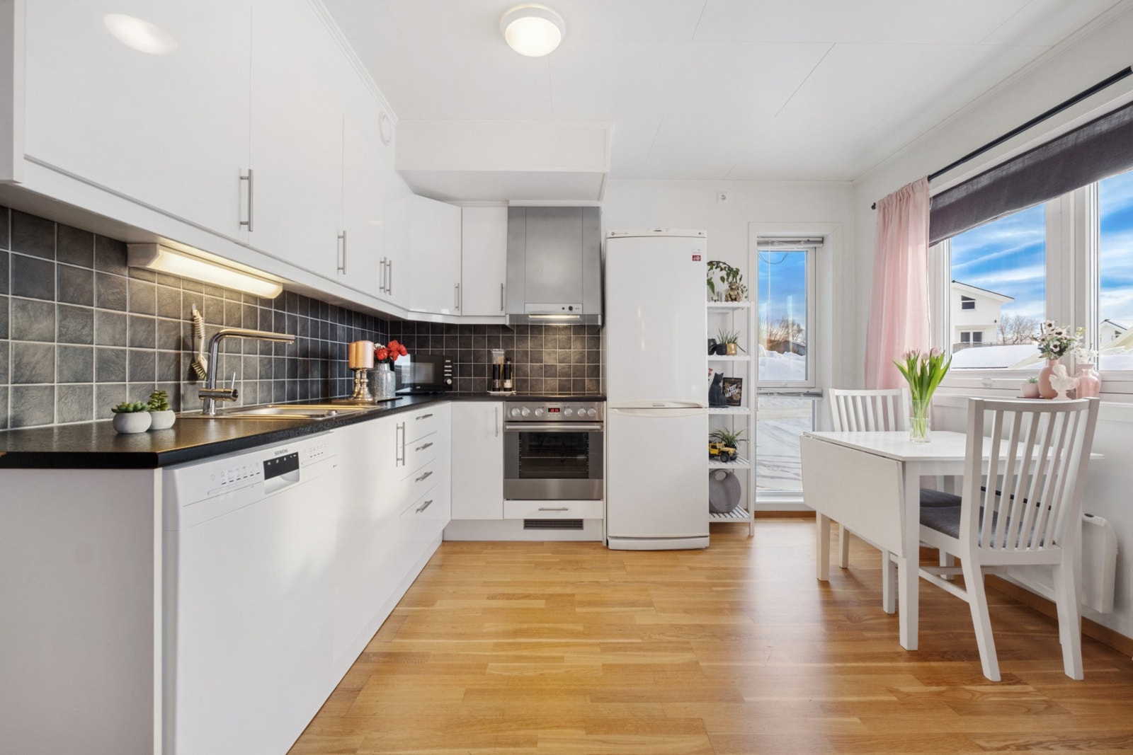 Leiligheten ligger i 1.etasje og passer for folk i alle aldersgrupper. Galleribilde