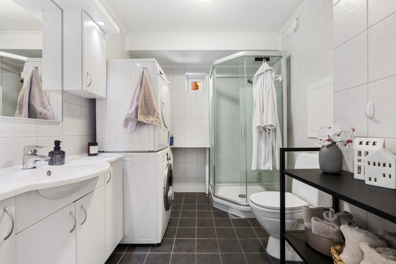 Pent flislagt bad med varme i gulv. Galleribilde