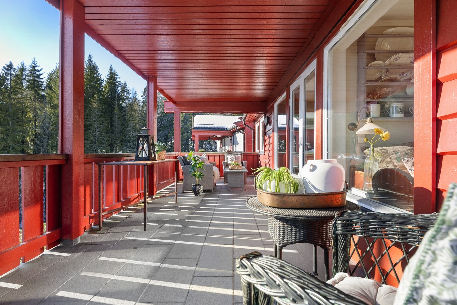 Verandaen har god plass til både utelounge, spisebord og grill. Galleribilde