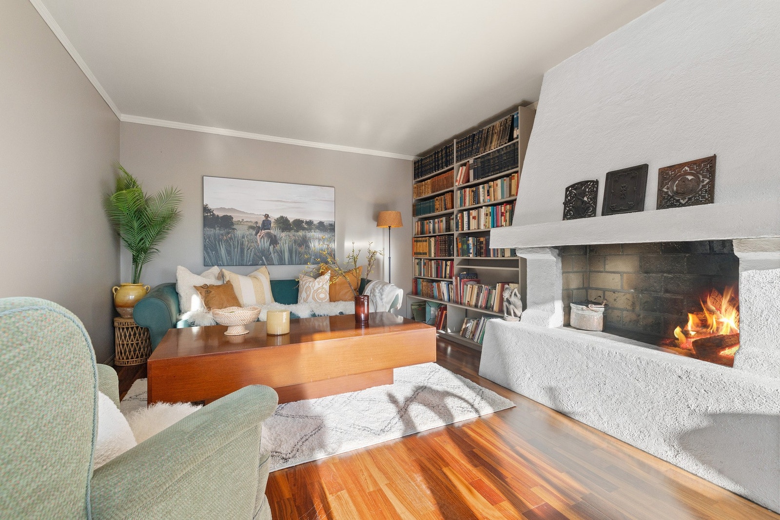 Her er det plass til sofagruppe med stuebord, samtidig som bokhyller langs den ene veggen gir gode muligheter for oppbevaring av bøker og personlige gjenstander. Galleribilde