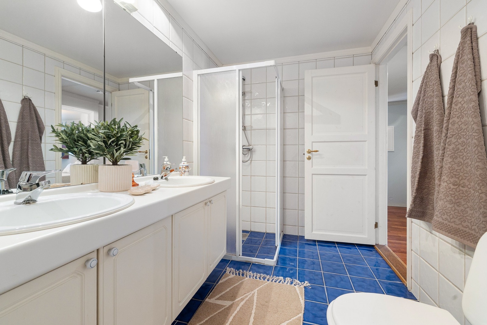 Badet er i dag utstyrt med toalett, dusjhjørne og badekar. Galleribilde