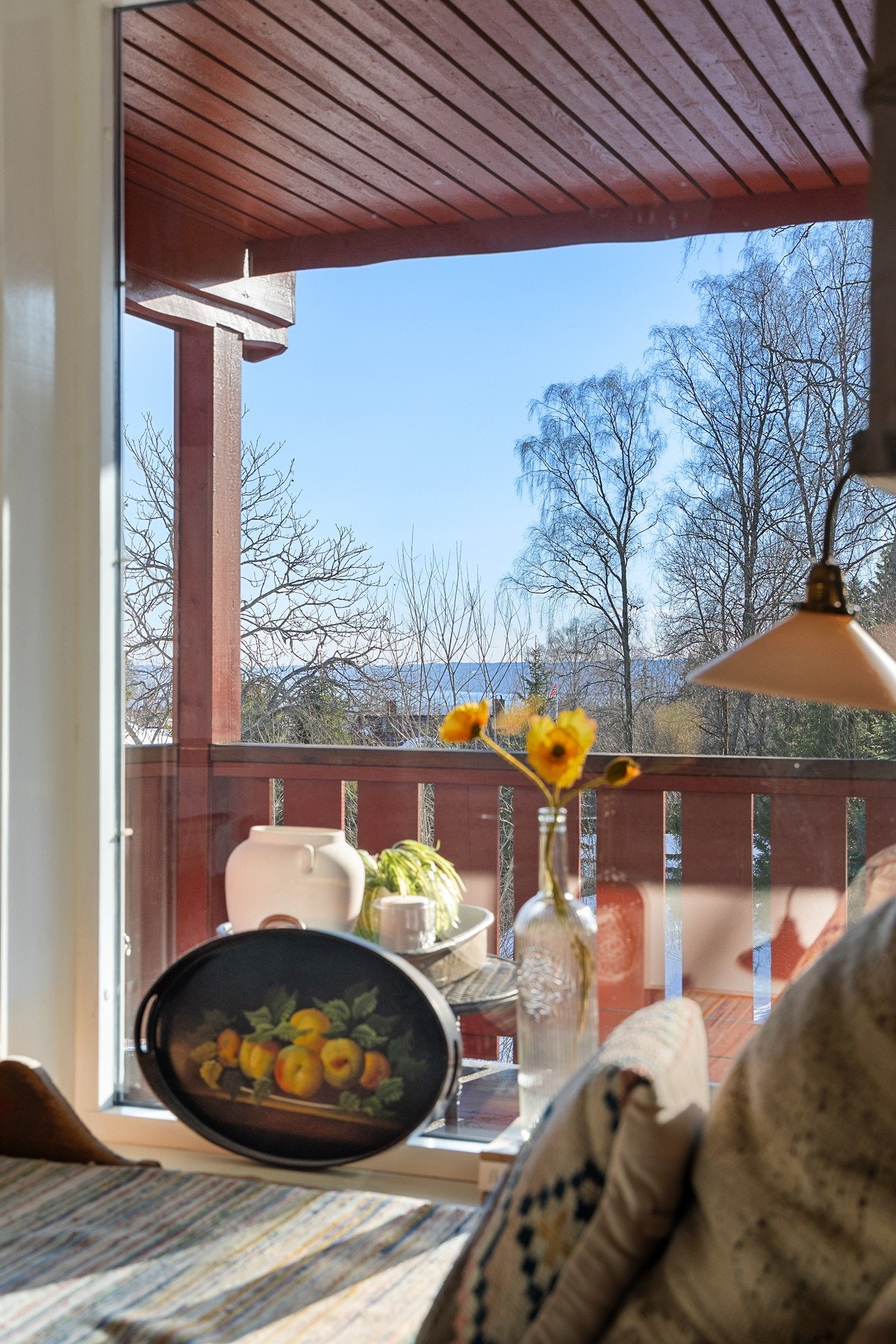 Kosekroken med fjordutsikt på ene siden og fyr i peisen på den andre siden! Galleribilde