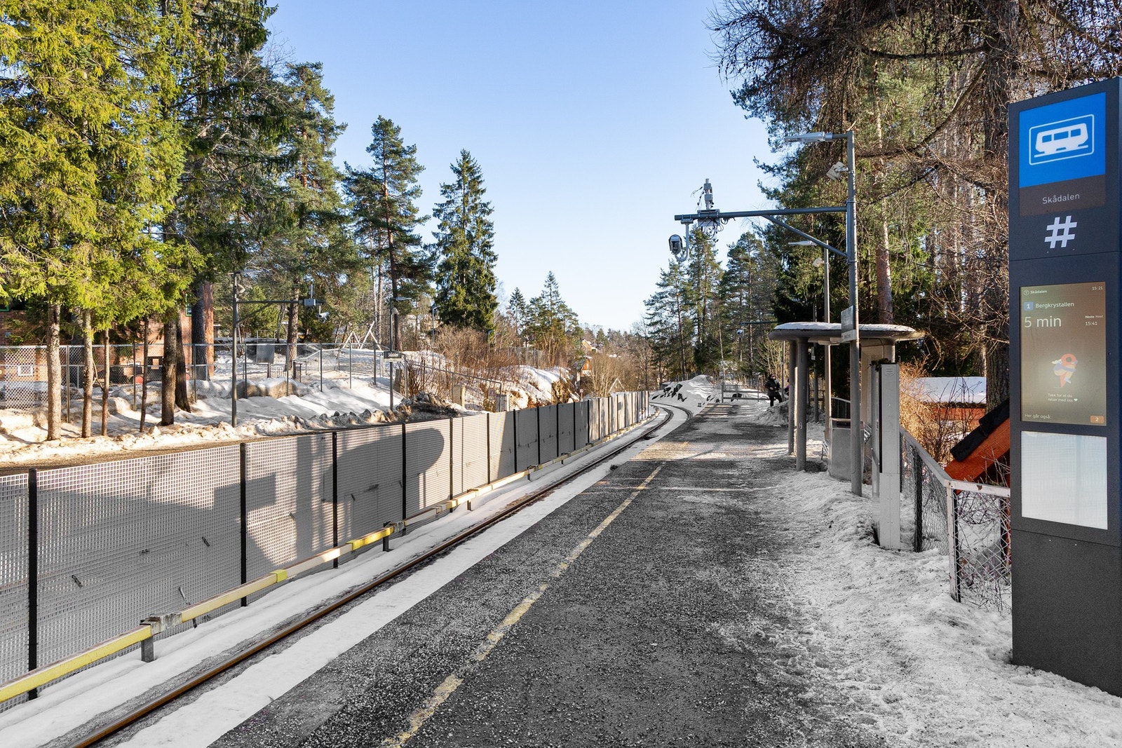 Kollektivtilbudet er meget godt, med både buss og T-bane i umiddelbar nærhet. Nærmeste holdeplass er Skådalen. Galleribilde
