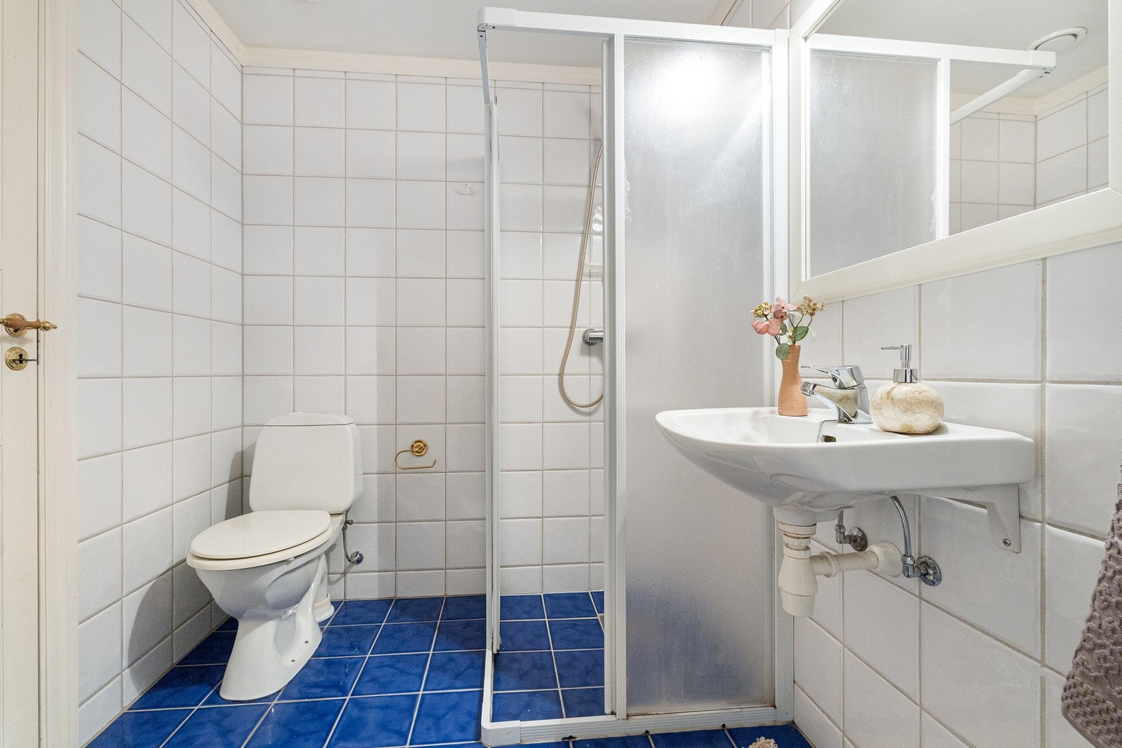 Bad/vaskerom er fra byggeår og fremstår med behov for oppgradering. Galleribilde