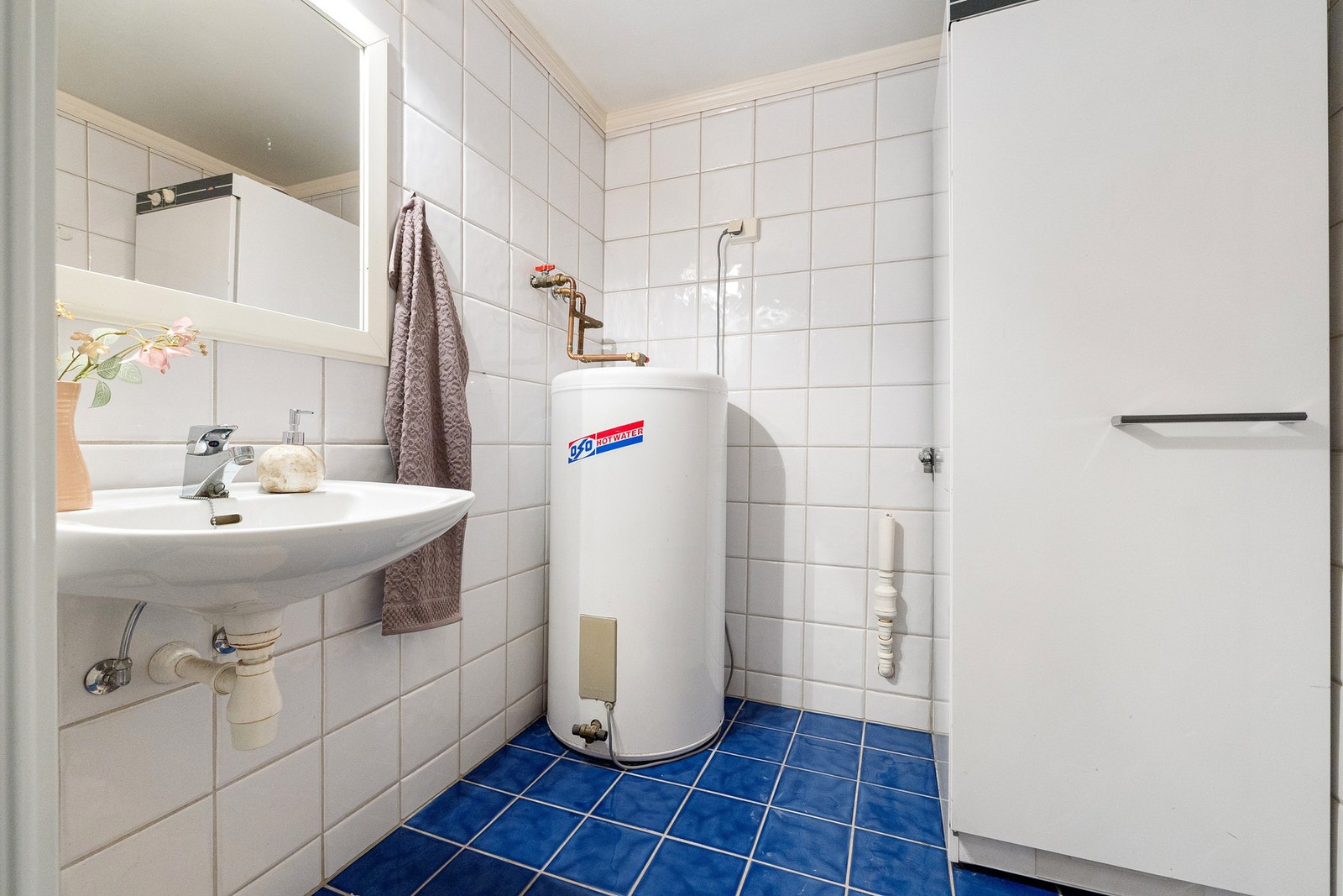På badet/vaskerommet er varmtvannsberederen plassert, samt at det er opplegg for vaskemaskin her. Galleribilde
