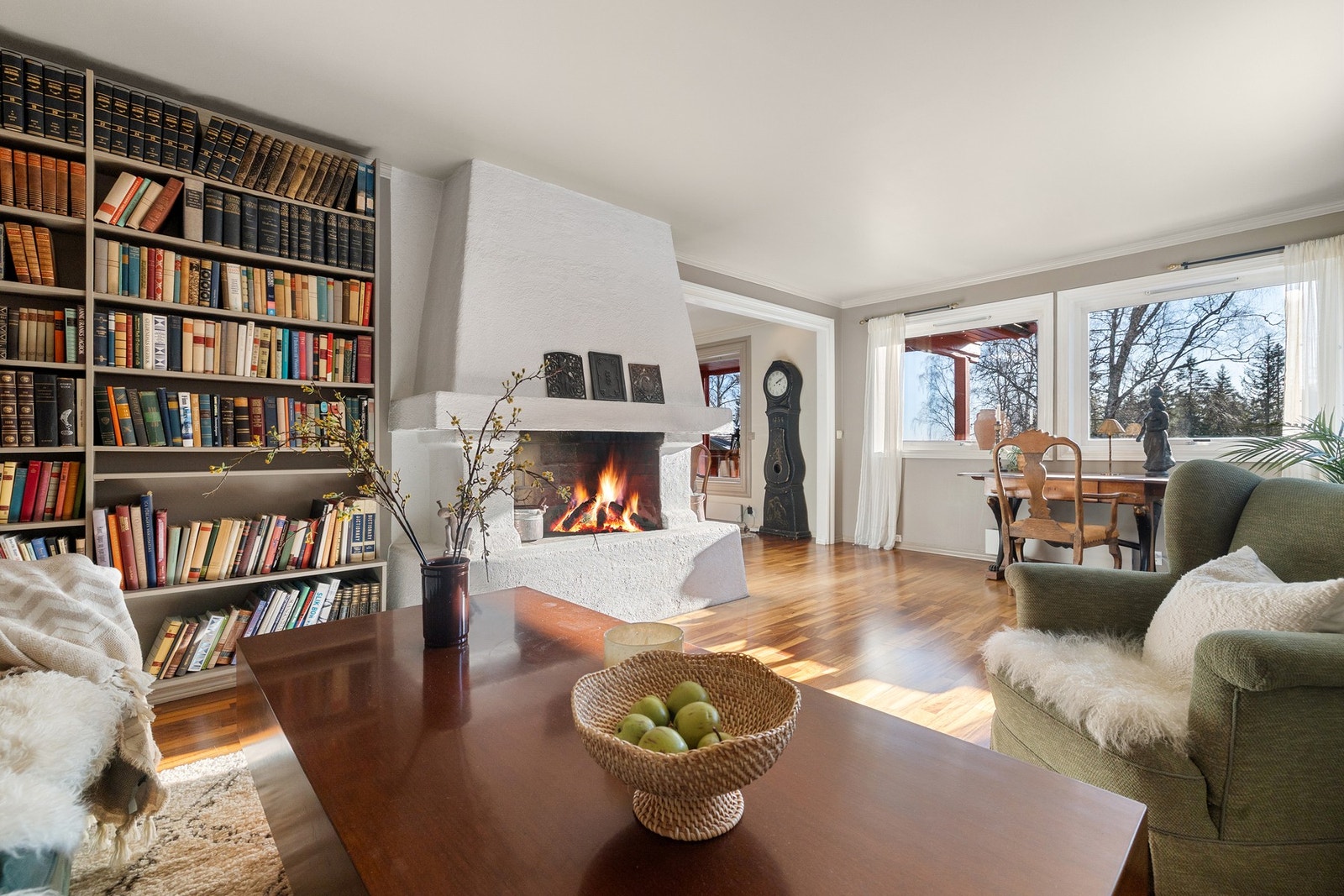 Finstuen har to gode vinduer som slipper inn rikelig med naturlig lys og gir et grønt og behagelig utsyn. Galleribilde