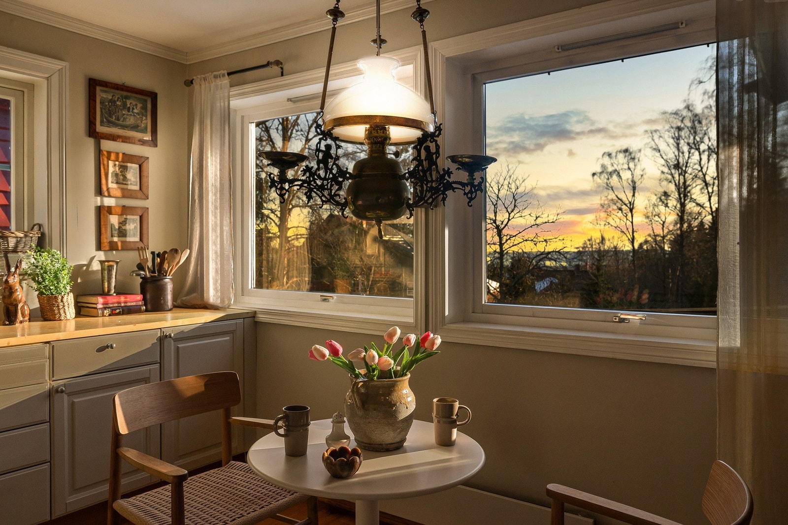 Nydelig lys inn i boligen også på kveldstid. Galleribilde