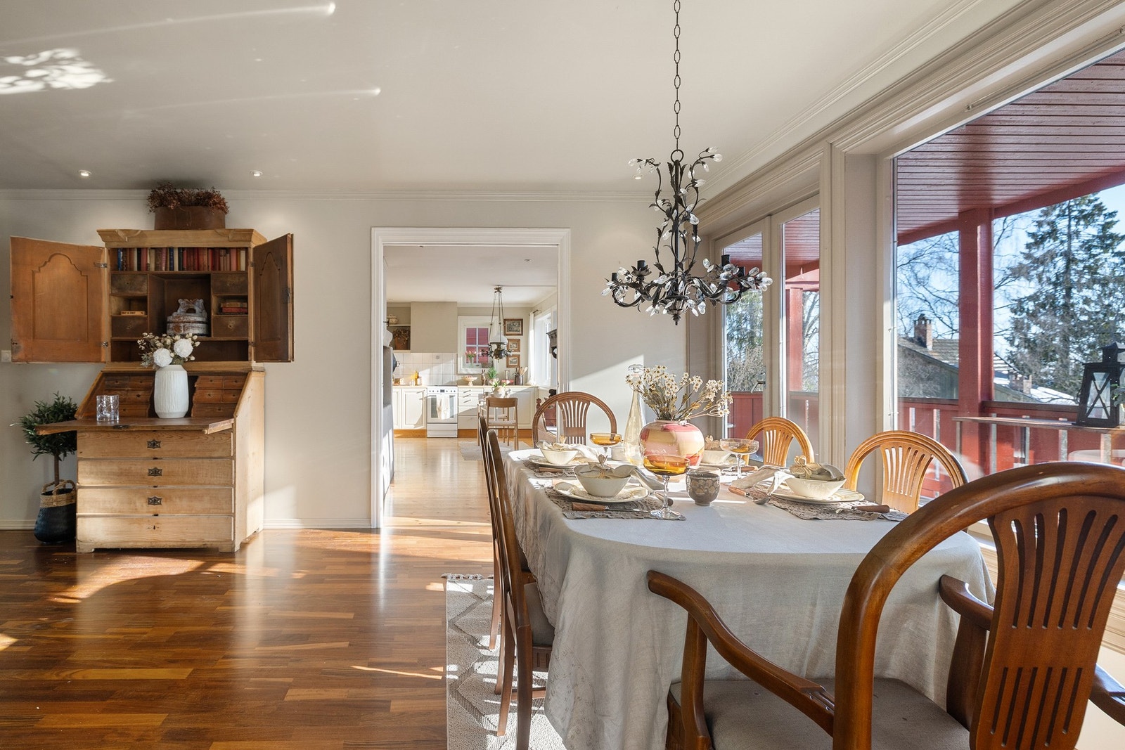 Fra spisestuen er det direkte adkomst til verandaen via doble balkongdører, samt at vindusflatene slipper inn rikelig med naturlig lys. Galleribilde