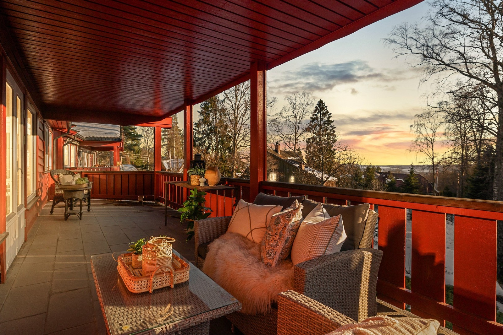 Når solen går ned, får verandaen en rolig og stemningsfull atmosfære hvor utsikten og kveldslyset gir fine rammer for sene sommerkvelder. Galleribilde