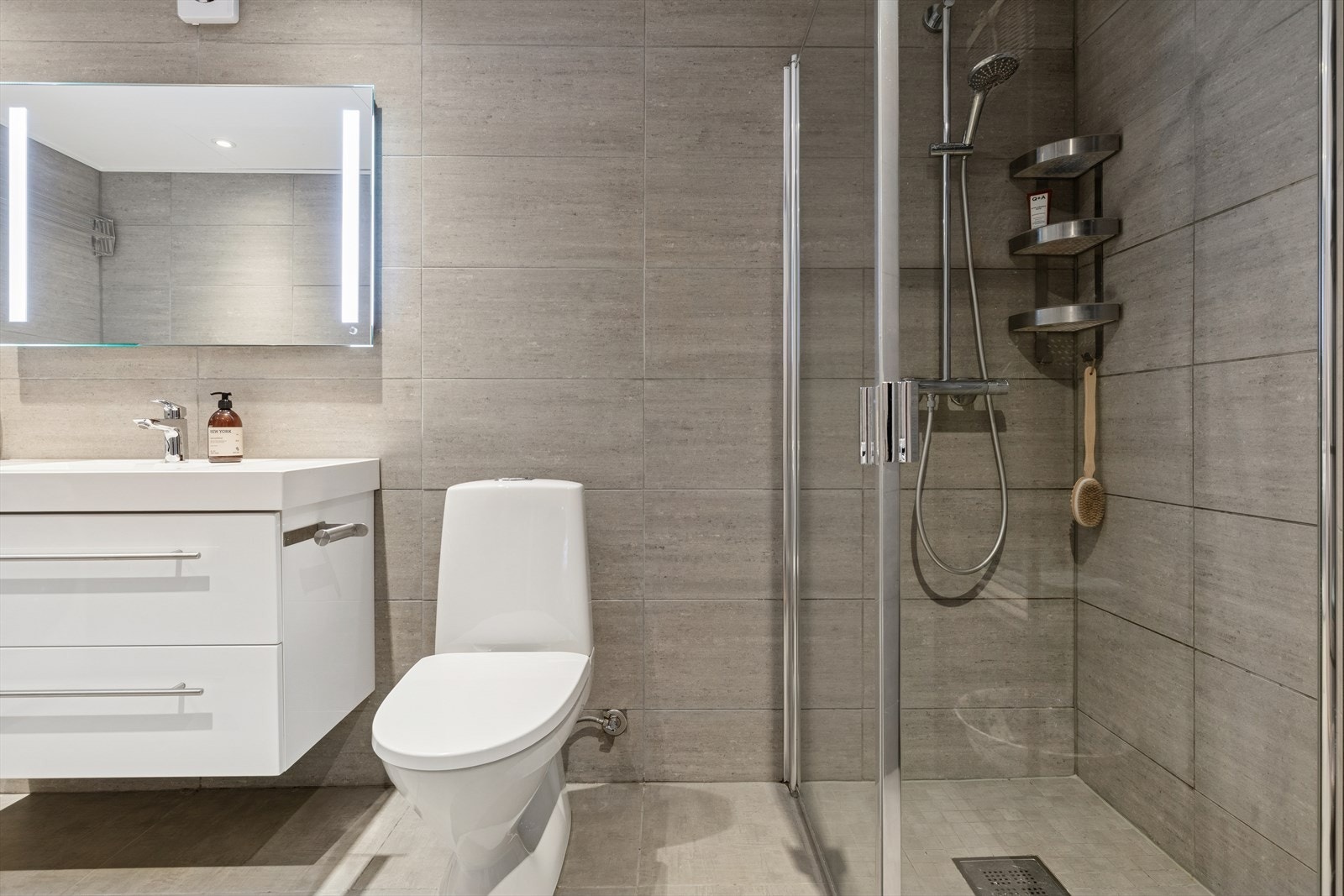 Badet har dusj, toalett og god plass til oppbevaring. Galleribilde