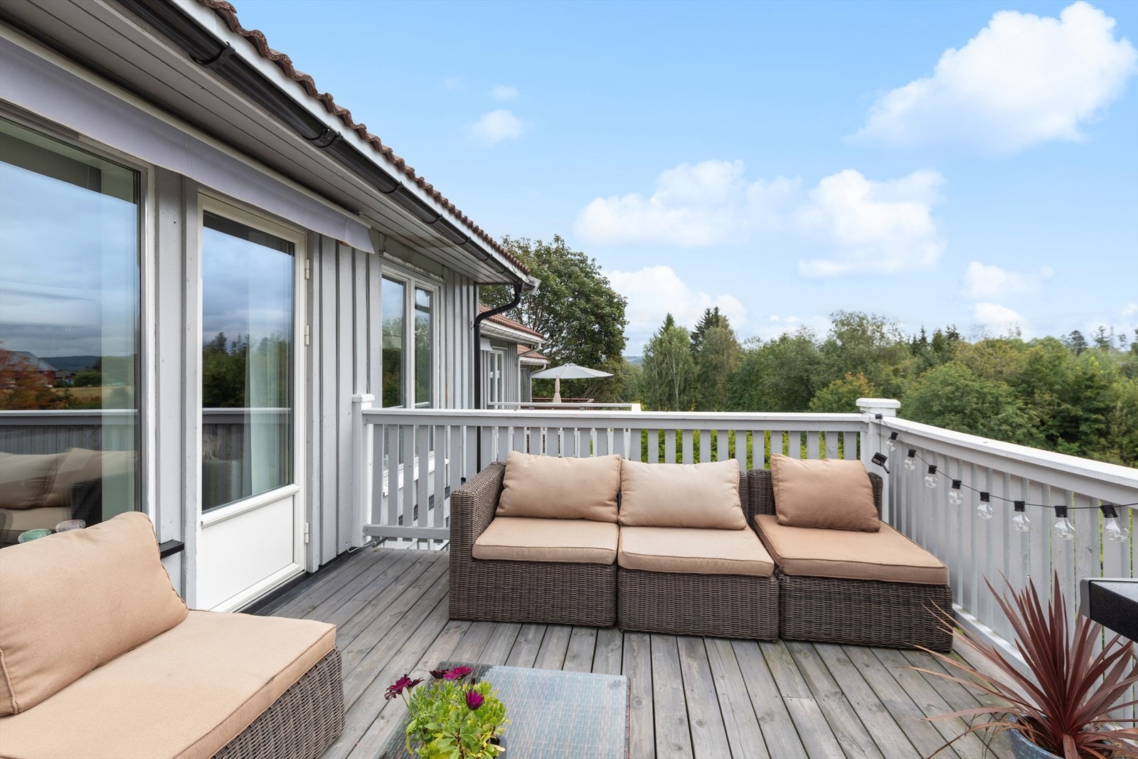 Fra stuen er det direkte utgang til balkong. Solrik uteplass med hyggelig atmosfære. Galleribilde