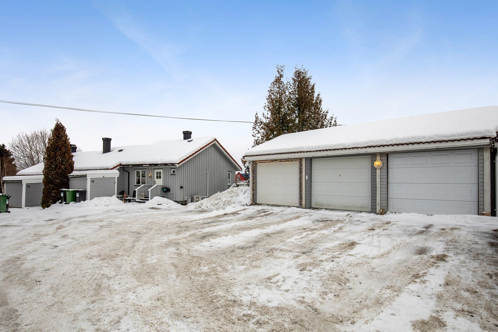 Garasje med parkering samt biloppstillingsplass foran. Galleribilde