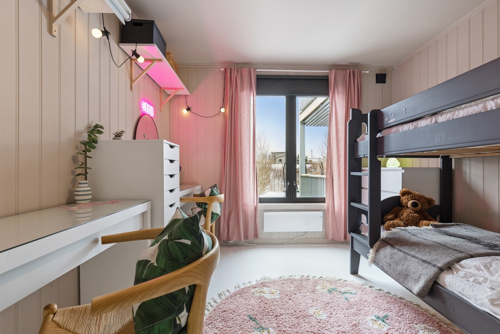 Soverom med god størrelse og fleksible møbleringsmuligheter. Galleribilde