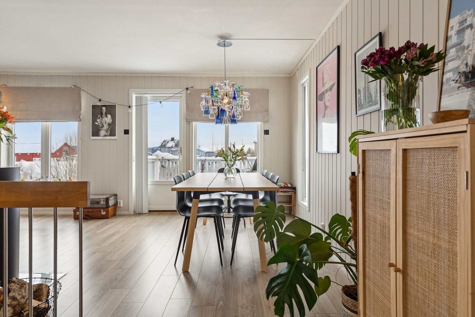 Store vindusflater gir rikelig med naturlig lys og en luftig romfølelse. Galleribilde