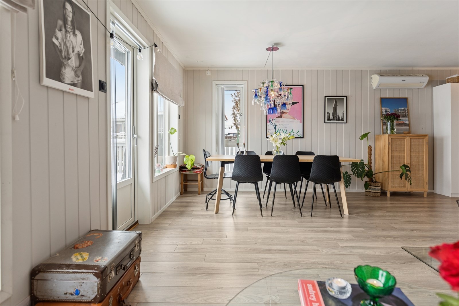 Stue med gode møbleringsmuligheter, og et hyggelig sted å invitere venner og familie. Galleribilde